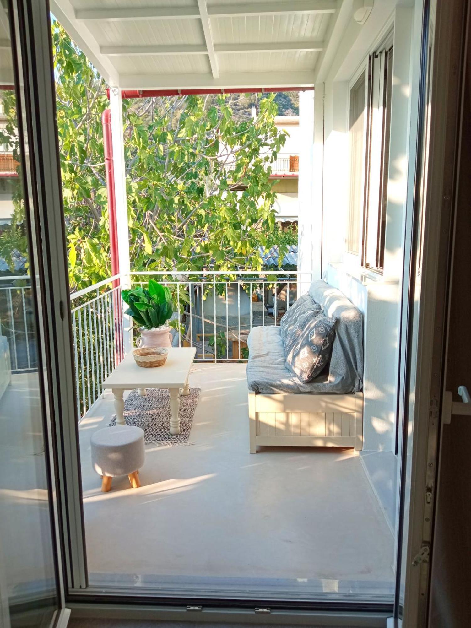 Summer Feel Suites Порос Экстерьер фото